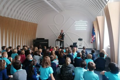 První bohoslužba a ranní zamyšlení, čtení na koberci