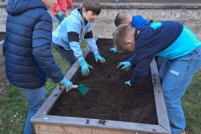 Třeťáci připravují záhonky na jaro