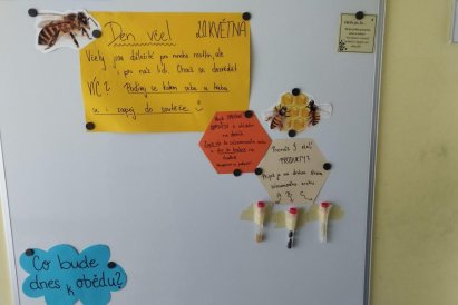 Den včel v podkroví