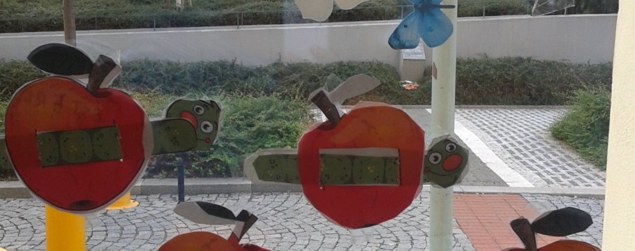 Jablíčko a housenka