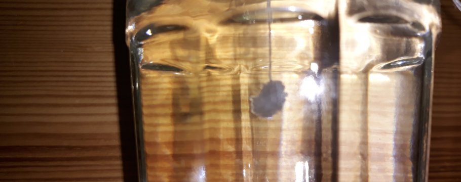 Krystal na provázku