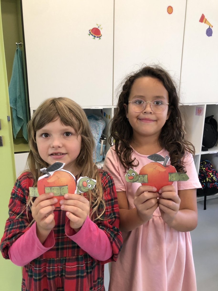 Jablíčko a červíček