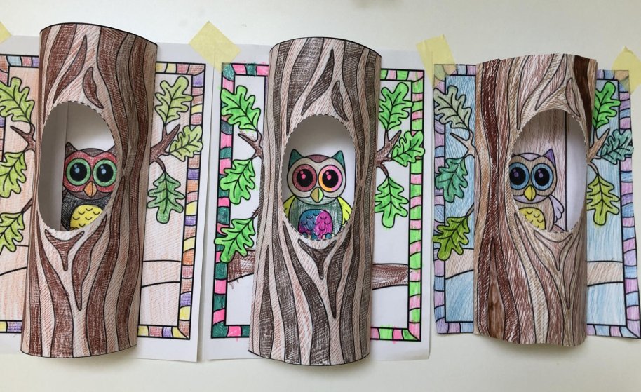 Sova v dutém stromě